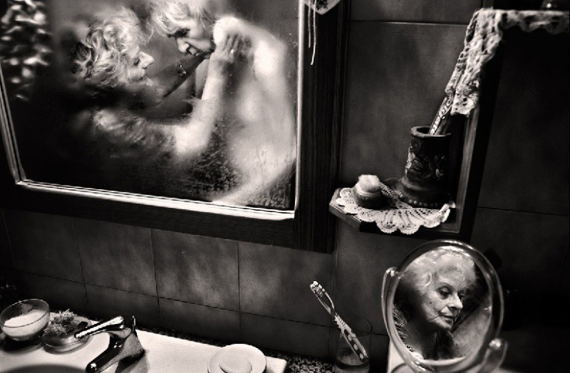 "Love is stronger than disease": a photo project about how an elderly couple struggled with Alzheimer's disease