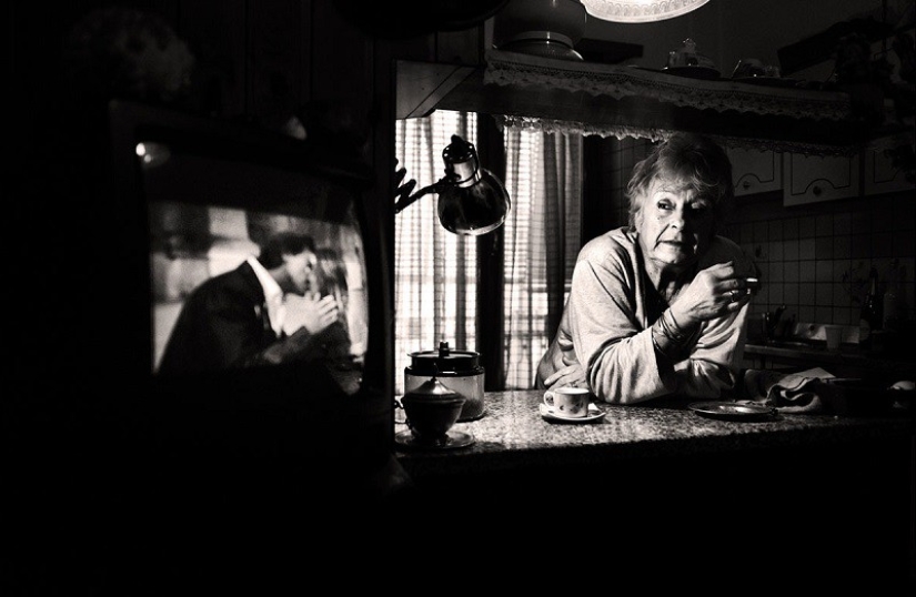 "Love is stronger than disease": a photo project about how an elderly couple struggled with Alzheimer's disease