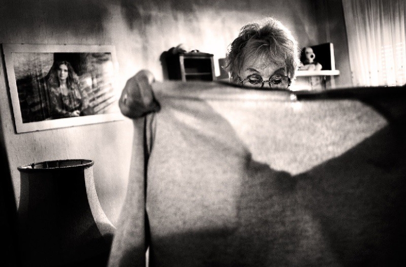 "Love is stronger than disease": a photo project about how an elderly couple struggled with Alzheimer's disease