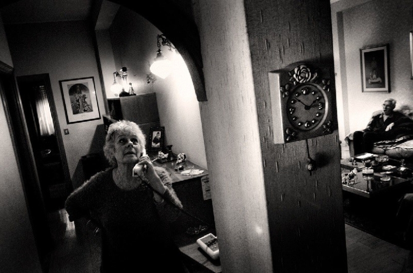 "Love is stronger than disease": a photo project about how an elderly couple struggled with Alzheimer's disease
