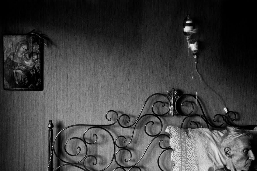 "Love is stronger than disease": a photo project about how an elderly couple struggled with Alzheimer's disease