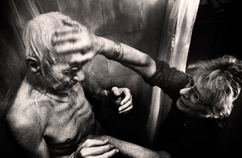 "Love is stronger than disease": a photo project about how an elderly couple struggled with Alzheimer's disease