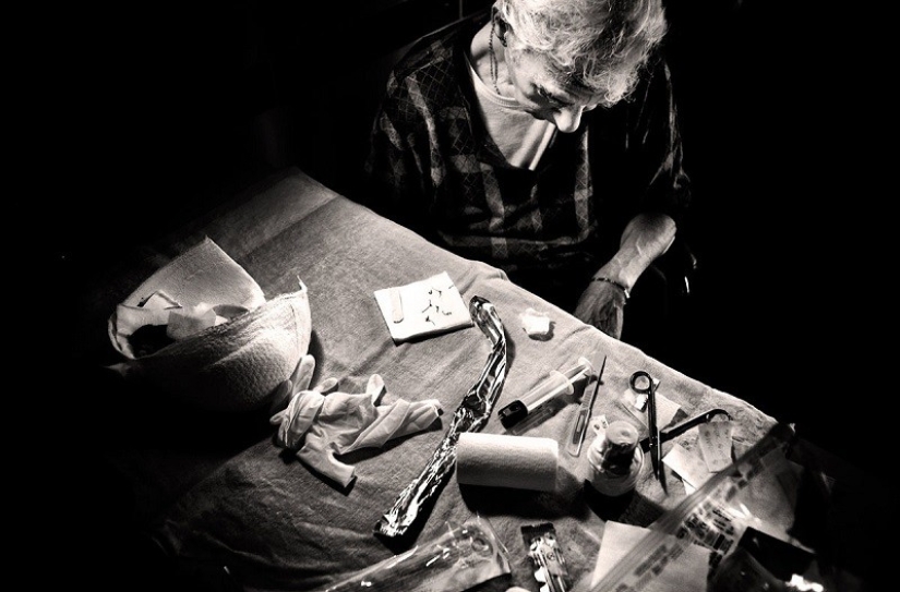 "Love is stronger than disease": a photo project about how an elderly couple struggled with Alzheimer's disease
