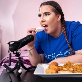 Lugar satisfactorio: la chica renunció a devorar comida rápida frente a la cámara y la subió a YouTube