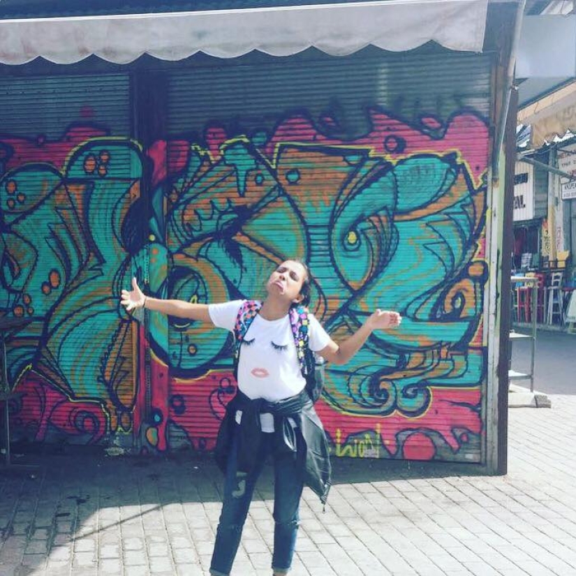 Luna de miel sola: la esposa publica una foto donde "abraza" a su esposo en casa Luna de miel sola: la esposa publica una foto donde "abraza" a su esposo en casa