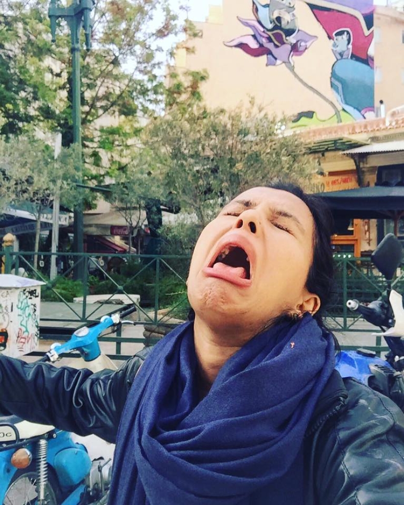 Luna de miel sola: la esposa publica una foto donde "abraza" a su esposo en casa Luna de miel sola: la esposa publica una foto donde "abraza" a su esposo en casa