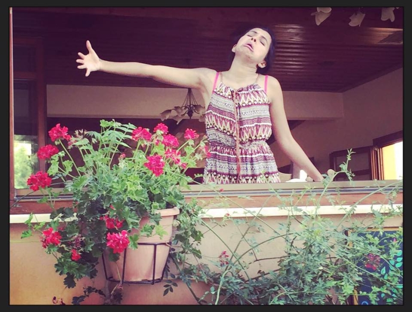 Luna de miel sola: la esposa publica una foto donde "abraza" a su esposo en casa Luna de miel sola: la esposa publica una foto donde "abraza" a su esposo en casa