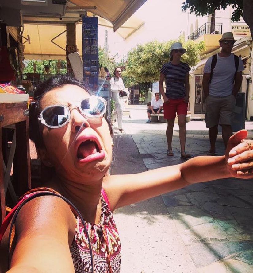 Luna de miel sola: la esposa publica una foto donde "abraza" a su esposo en casa Luna de miel sola: la esposa publica una foto donde "abraza" a su esposo en casa