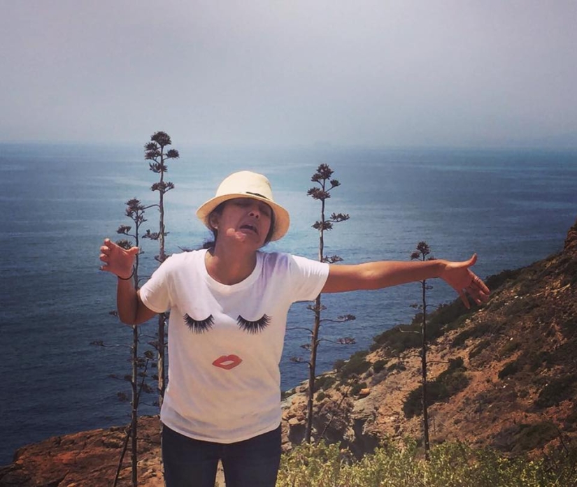 Luna de miel sola: la esposa publica una foto donde "abraza" a su esposo en casa Luna de miel sola: la esposa publica una foto donde "abraza" a su esposo en casa