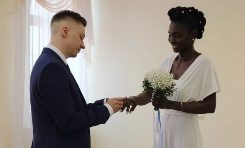 Malvaviscos en chocolate, o Cómo un fotógrafo Yakuto se casó con una belleza africana