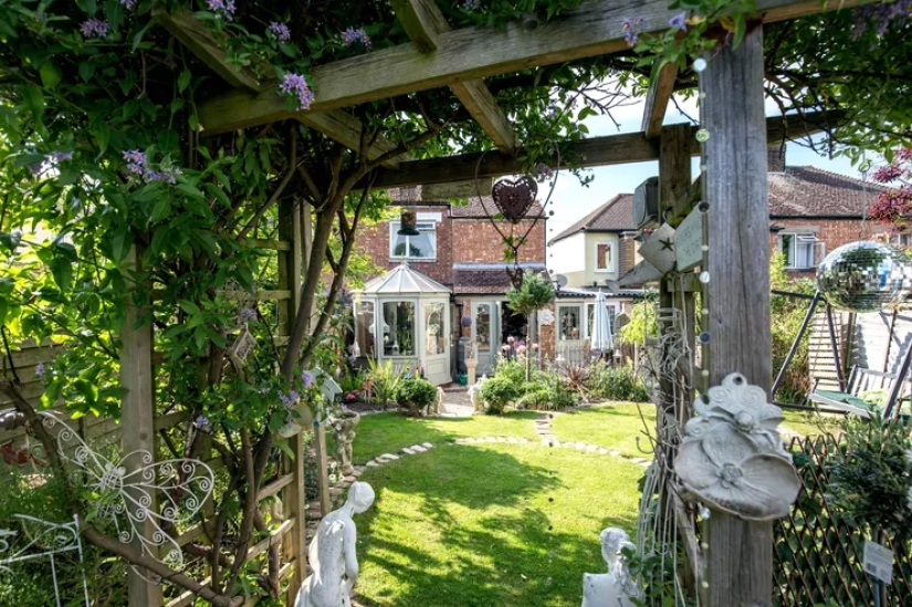 Mamá hizo una micro mansión de un viejo granero para esconderse en ella de su esposo e hijos Mamá hizo una micro mansión de un viejo granero para esconderse en ella de su esposo e hijos