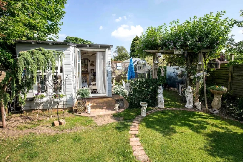 Mamá hizo una micro mansión de un viejo granero para esconderse en ella de su esposo e hijos Mamá hizo una micro mansión de un viejo granero para esconderse en ella de su esposo e hijos