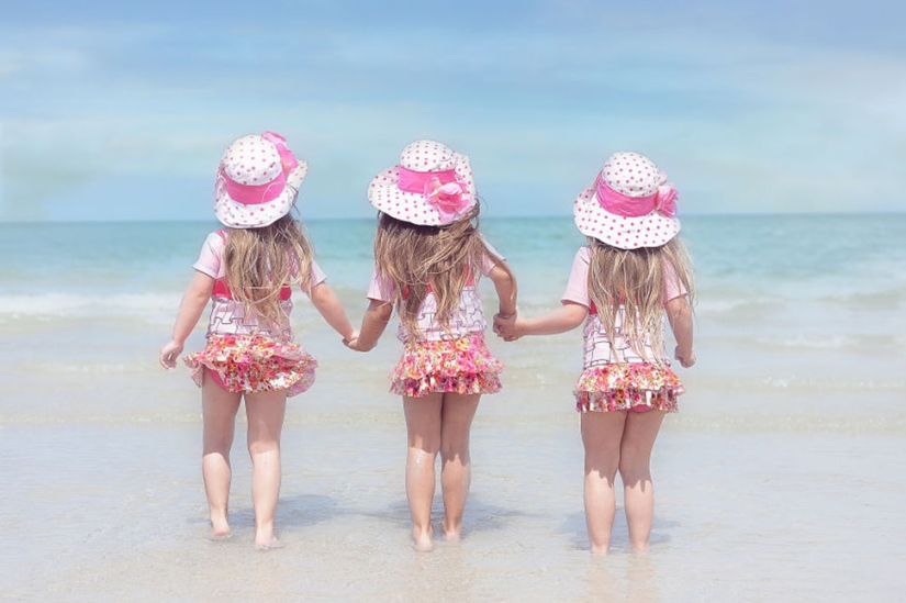 Mamá toma fotos de sus hijas trillizas mientras crecen, y es adorable Mamá toma fotos de sus hijas trillizas mientras crecen, y es adorable