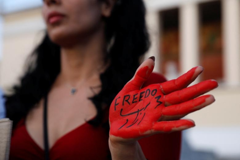 Manifestantes se concentran en todo el mundo por la muerte de Mahsa Amini