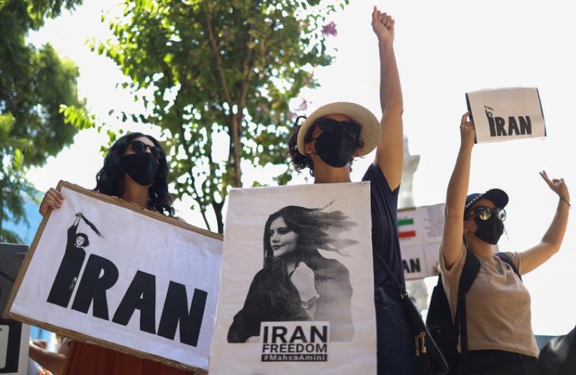 Manifestantes se concentran en todo el mundo por la muerte de Mahsa Amini