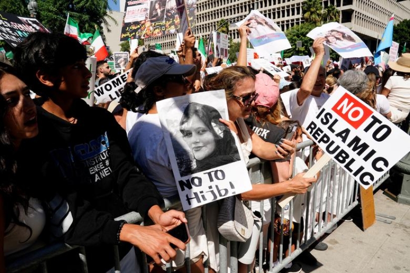 Manifestantes se concentran en todo el mundo por la muerte de Mahsa Amini