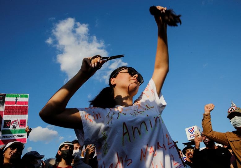 Manifestantes se concentran en todo el mundo por la muerte de Mahsa Amini