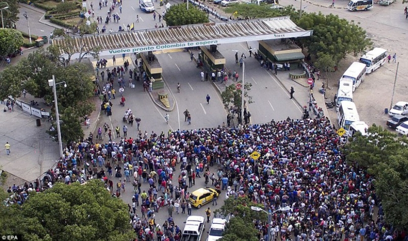 Mass exodus from Venezuela: Thousands of people are fleeing hunger and crime in neighboring Colombia