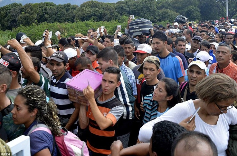 Mass exodus from Venezuela: Thousands of people are fleeing hunger and crime in neighboring Colombia