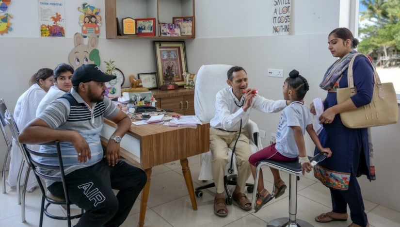 Médico indio come estiércol de vaca y lo recomienda a los pacientes