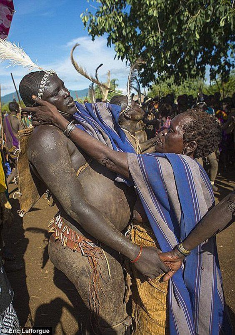 Men of the Ethiopian tribe drink blood with milk to get the title of the fattest inhabitant of the village