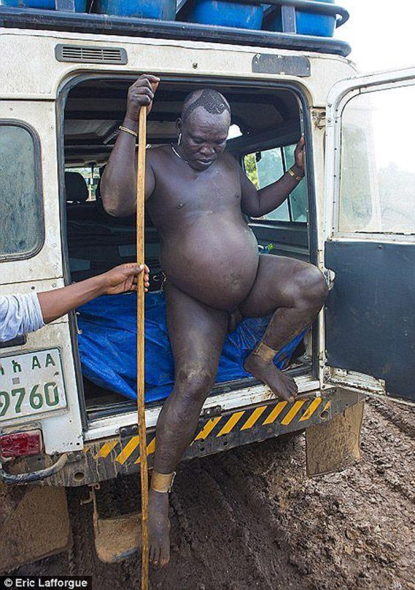 Men of the Ethiopian tribe drink blood with milk to get the title of the fattest inhabitant of the village
