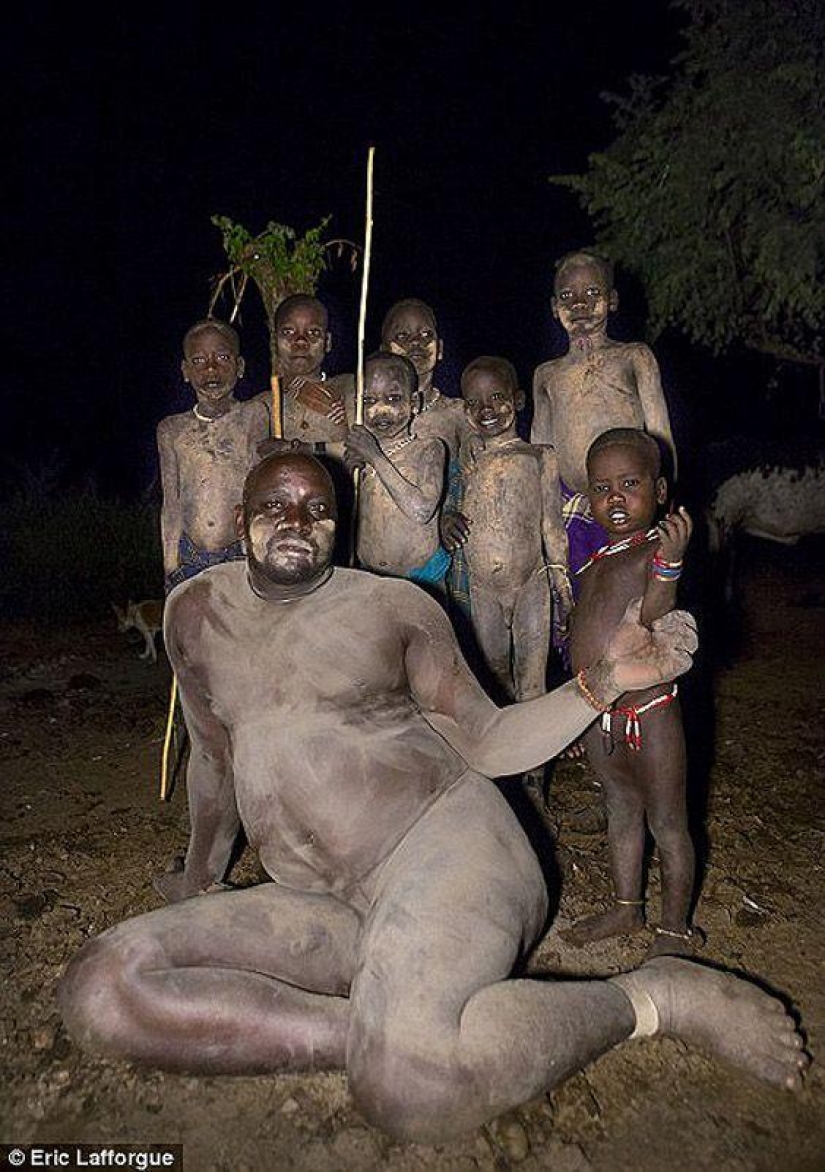 Men of the Ethiopian tribe drink blood with milk to get the title of the fattest inhabitant of the village