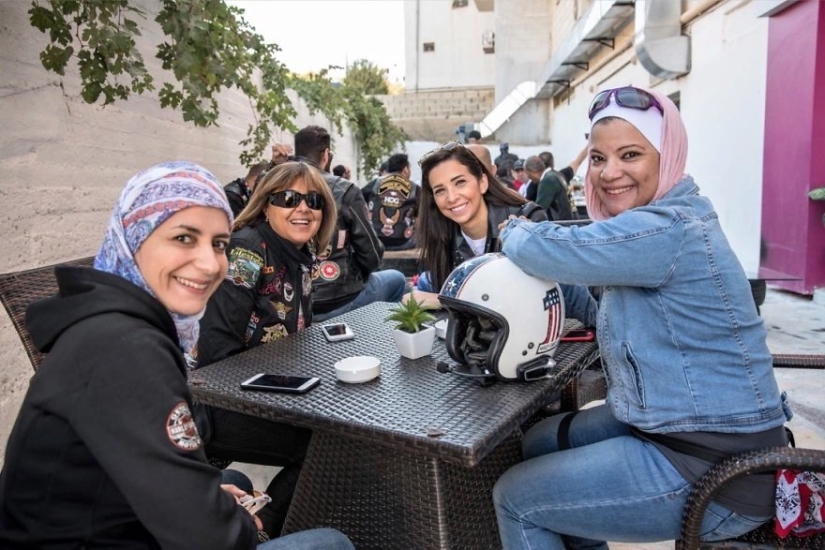 Middle Eastern women on bikes in the project of French photojournalist Gilles Bader