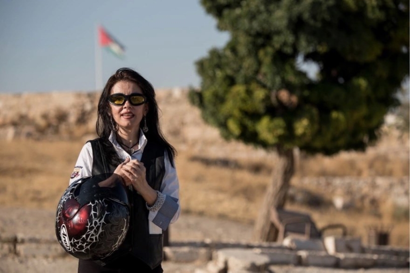 Middle Eastern women on bikes in the project of French photojournalist Gilles Bader