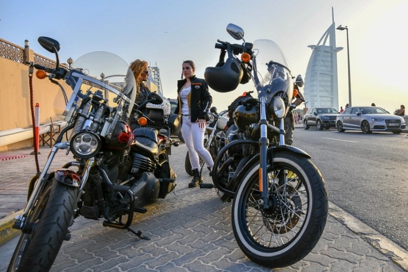Middle Eastern women on bikes in the project of French photojournalist Gilles Bader