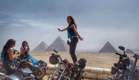 Middle Eastern women on bikes in the project of French photojournalist Gilles Bader