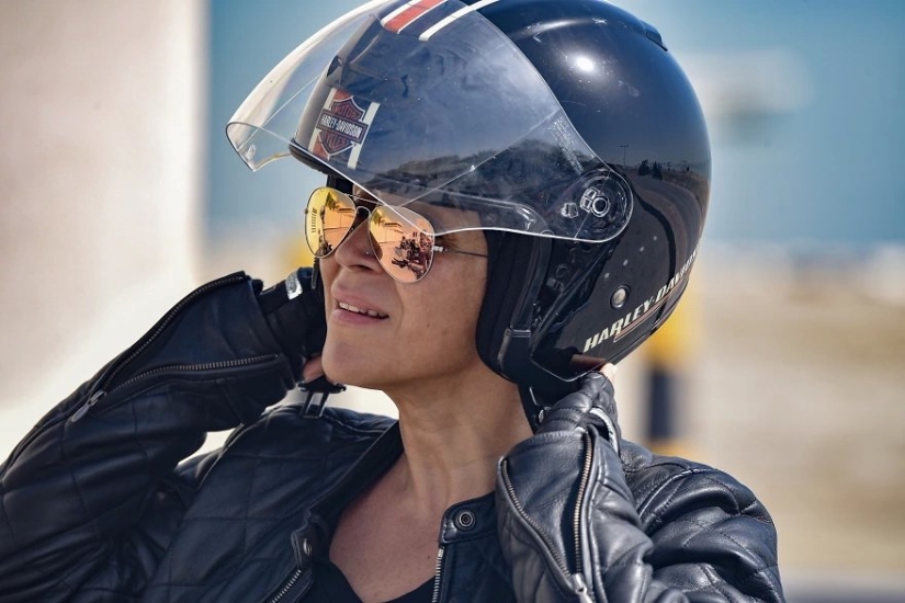 Middle Eastern women on bikes in the project of French photojournalist Gilles Bader