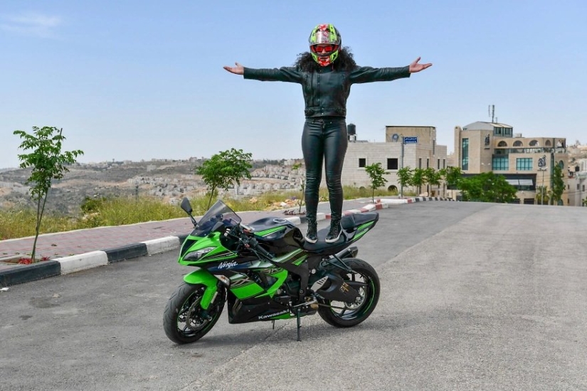 Middle Eastern women on bikes in the project of French photojournalist Gilles Bader
