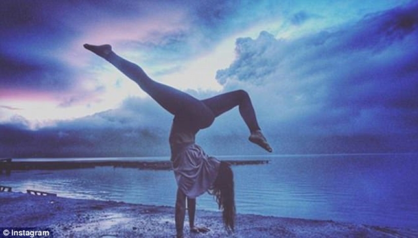 Mientras los residentes de Bali se alejan del volcán, los turistas son fotografiados con el telón de fondo de las emisiones de cenizas Mientras los residentes de Bali se alejan del volcán, los turistas son fotografiados con el telón de fondo de las emisiones de cenizas