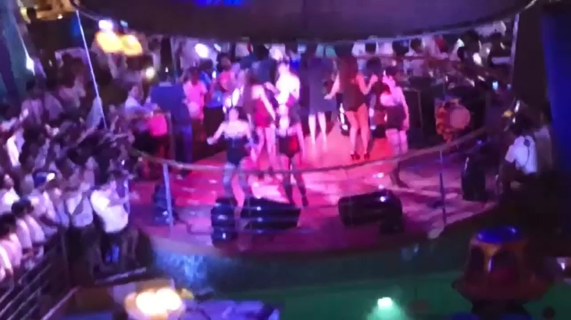 Mil indios danzantes arruinaron un crucero para vacacionistas