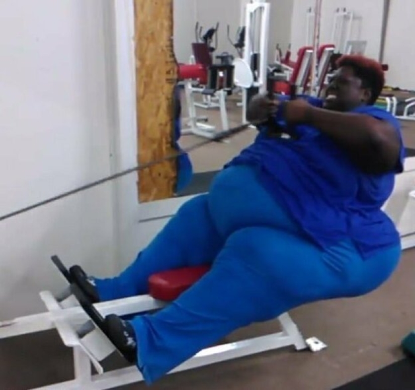 Millones de personas siguen el entrenamiento de esta enorme mujer afroamericana