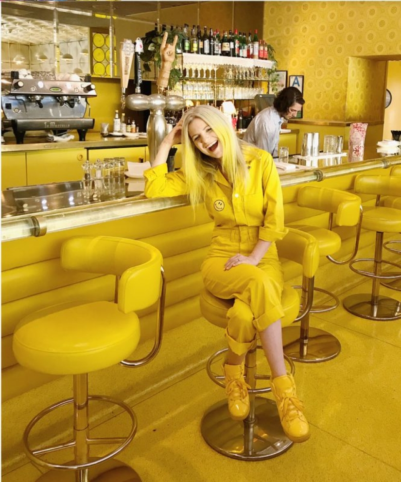 Miss Sunshine: 35-year-old American woman surrounded herself with yellow