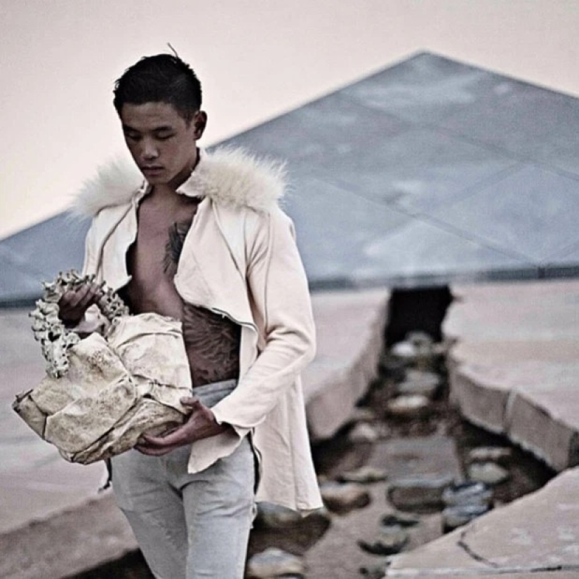 Moda en huesos: un joven diseñador fue criticado por una colección de ropa con elementos de restos humanos