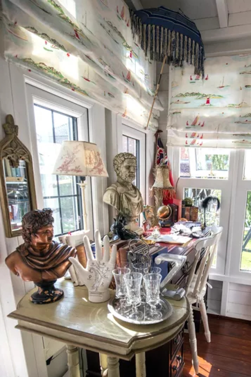 Mom made a micro-mansion out of an old barn to hide in it from her husband and children Mom made a micro-mansion out of an old barn to hide in it from her husband and children