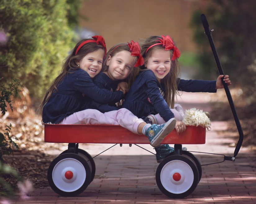 Mom takes pictures of her triplet daughters growing up, and it's adorable Mom takes pictures of her triplet daughters growing up, and it's adorable