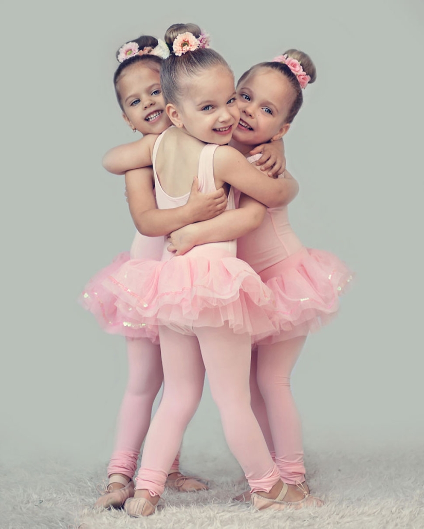 Mom takes pictures of her triplet daughters growing up, and it's adorable Mom takes pictures of her triplet daughters growing up, and it's adorable