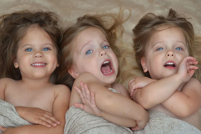 Mom takes pictures of her triplet daughters growing up, and it's adorable Mom takes pictures of her triplet daughters growing up, and it's adorable