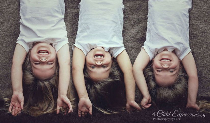 Mom takes pictures of her triplet daughters growing up, and it's adorable Mom takes pictures of her triplet daughters growing up, and it's adorable