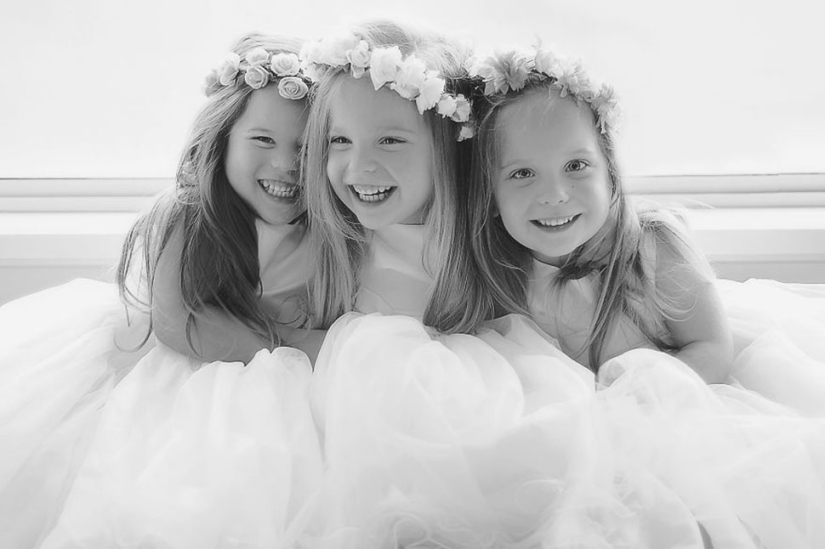 Mom takes pictures of her triplet daughters growing up, and it's adorable Mom takes pictures of her triplet daughters growing up, and it's adorable