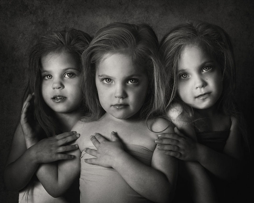 Mom takes pictures of her triplet daughters growing up, and it's adorable Mom takes pictures of her triplet daughters growing up, and it's adorable