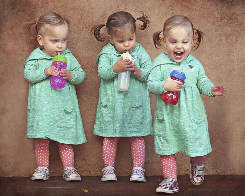 Mom takes pictures of her triplet daughters growing up, and it's adorable Mom takes pictures of her triplet daughters growing up, and it's adorable