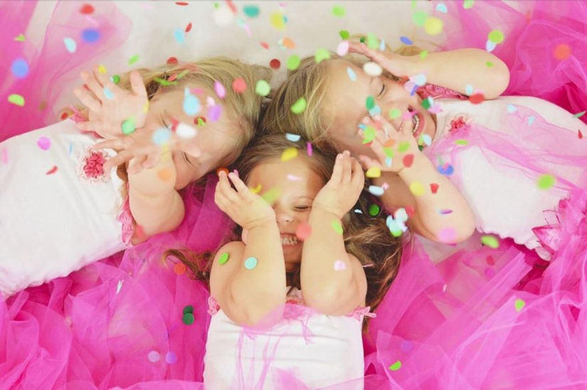 Mom takes pictures of her triplet daughters growing up, and it's adorable Mom takes pictures of her triplet daughters growing up, and it's adorable