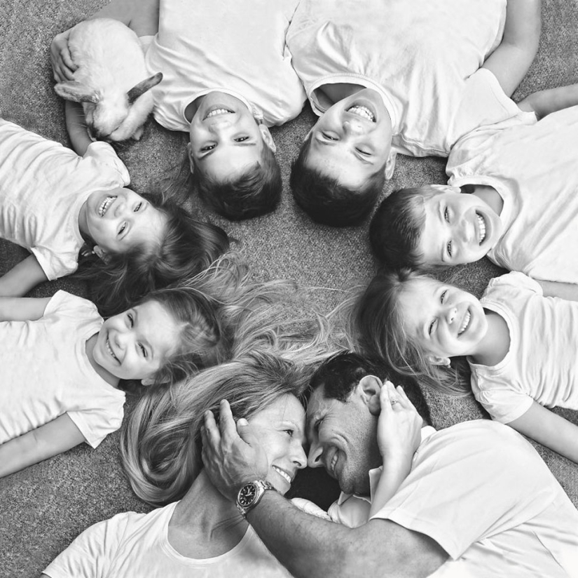 Mom takes pictures of her triplet daughters growing up, and it's adorable Mom takes pictures of her triplet daughters growing up, and it's adorable