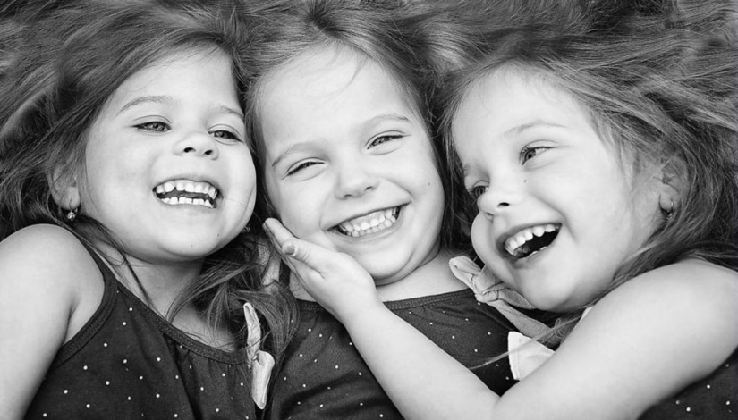 Mom takes pictures of her triplet daughters growing up, and it's adorable Mom takes pictures of her triplet daughters growing up, and it's adorable