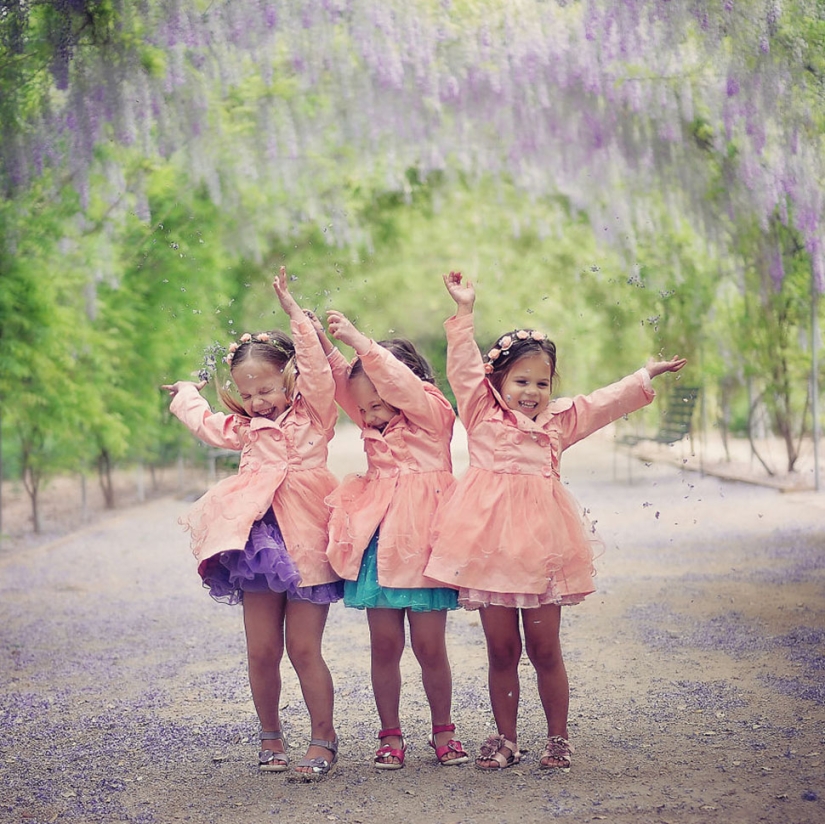 Mom takes pictures of her triplet daughters growing up, and it's adorable Mom takes pictures of her triplet daughters growing up, and it's adorable